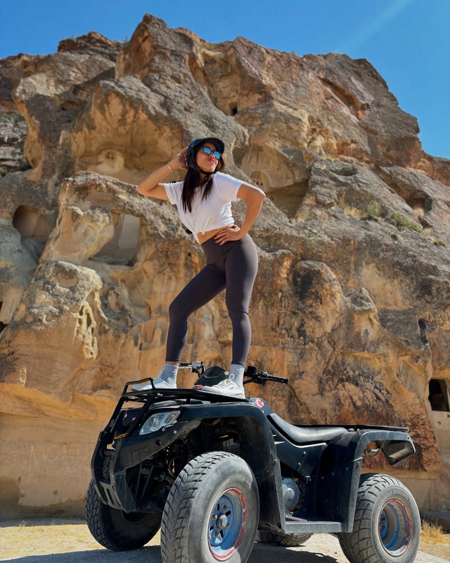 Kapadokya’nın büyülü vadilerinde ve peri bacaları arasında adrenalin dolu bir yolculuk için Kapadokya ATV turu ideal bir seçimdir. Göreme ATV tour, Sunset ATV tour ve Kapadokya özel ATV turu seçenekleriyle her seviyeden katılımcıya uygun rotalar sunuyoruz. Tur boyunca gizli yürüyüş yolları, taş evler ve doğa manzaraları keşfedilirken, fotoğrafçılar için eşsiz kareler yakalanabilir. Kapadokya ATV safari, hem doğa hem de macera tutkunları için unutulmaz bir deneyim sağlar. Rezervasyon için WhatsApp: +90 541 596 93 74 veya speedatv.info üzerinden hemen yerinizi ayırtabilirsiniz